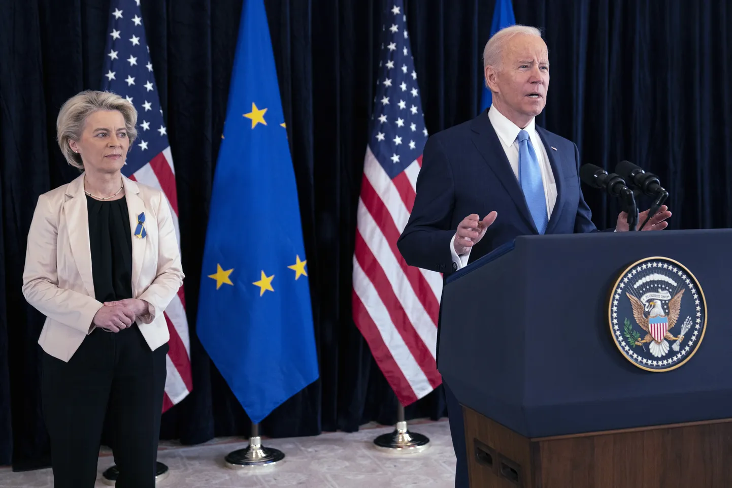Председатель Европейской комиссии Урсула фон дер Ляйен и президент США Джо Байден на встрече в Брюсселе, 25 марта 2022 года