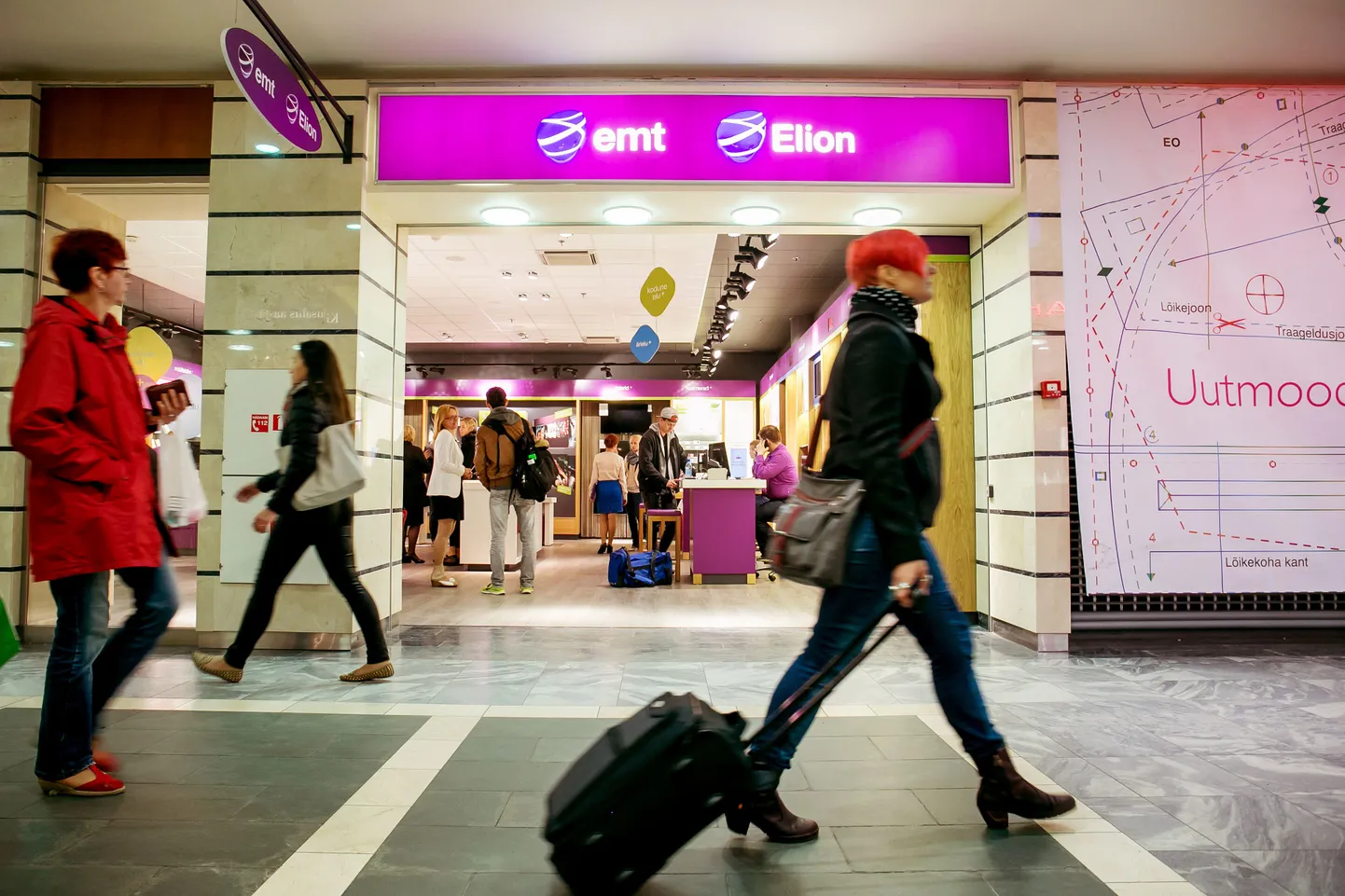 EMT ja Elion ühendati Eesti Telekomi ärinime alla. Kaubamärgid jäävad esialgu kasutusele. Pressiüritus ettevõtte esinduskaupluses Viru Keskuses.