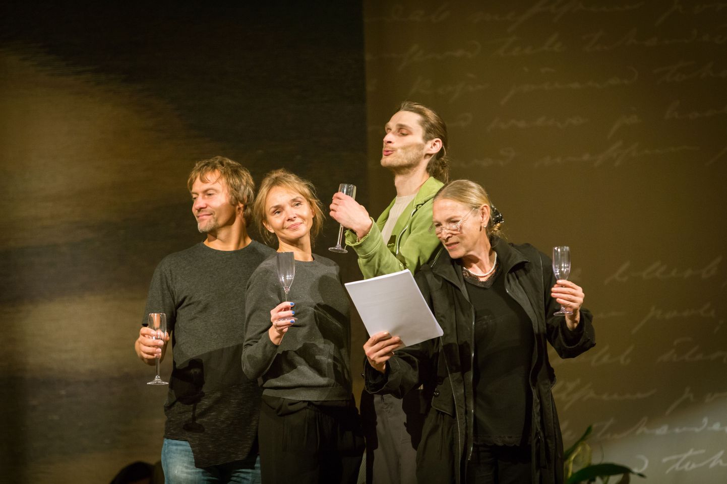 Hetk VAT Teatri 5. oktoobril esietenduva uuslavastuse «Sirgu Eesti» proovist, fotol Margo Teder, Elina Reinold, Ago Soots ja Katrin Saukas.