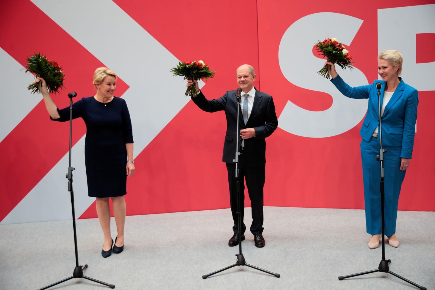 SPD tähistas kolmikvõitu eile hommikul Berliinis oma peakorteris Willy-Brandt-Hausis, kus üldvalimistel võidutsenud kantslerikandidaadi Olaf Scholzi (keskel) kõrval astusid lavale pühapäeval kahel liidumaal peetud valimiste võitjad: Mecklenburg-Vorpommerni senine peaminister Manuela Schwesig (paremal), kelle juhtumisel kogus SPD seal ligi 40 protsenti häältest, ning Berliini linnapeakandidaat Franziska Giffey, kes vedas SPD pealinnas 21,4 protsendiga häältest napile võidule roheliste üle. 