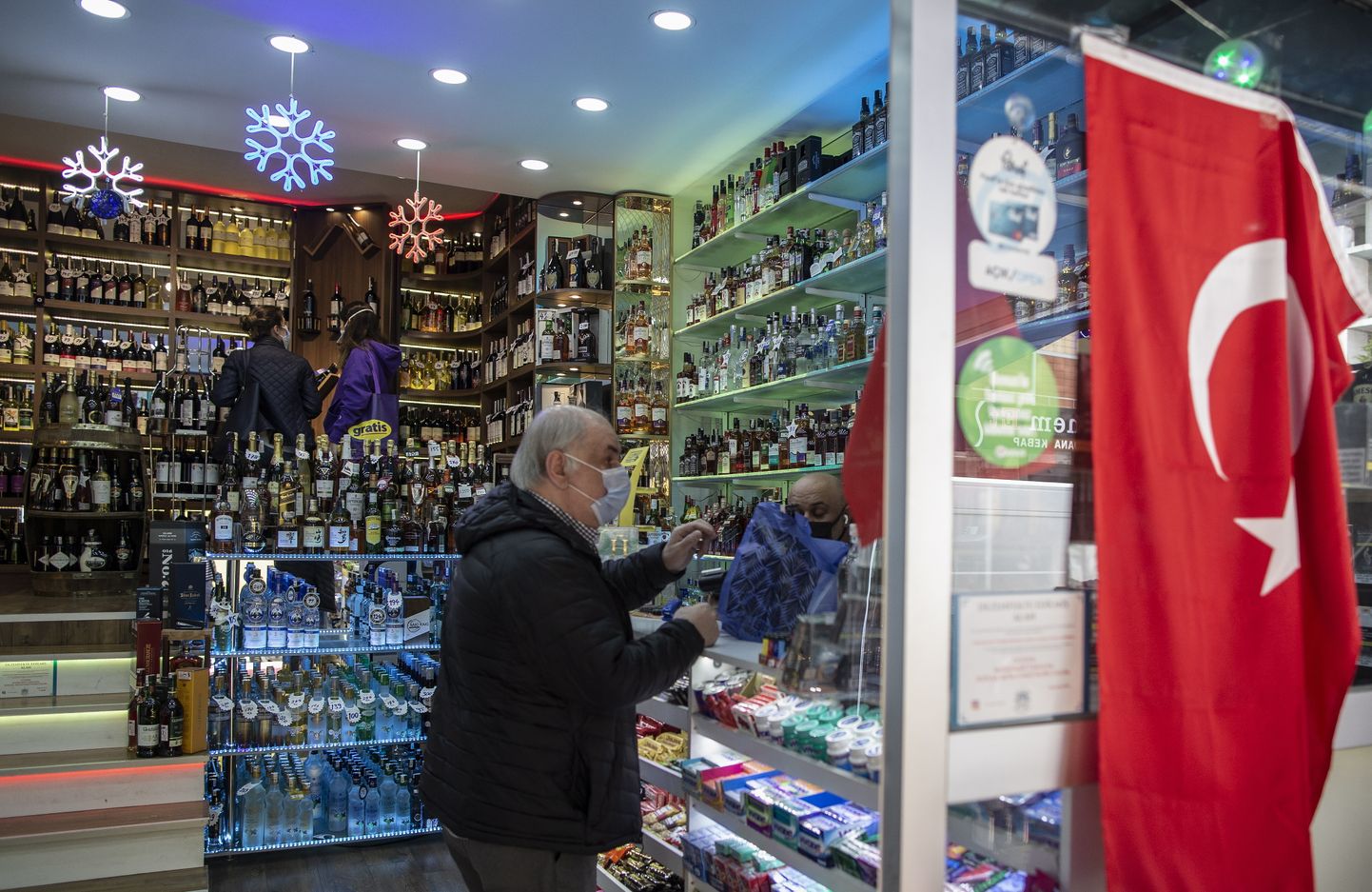 Paljud türklased seadsid eile sammud alkoholi varuma, sest järgmisel kahel ja poolel nädalal ei saa seda ühestki kauplusest. Pildil alkoholipood Istanbulis.
