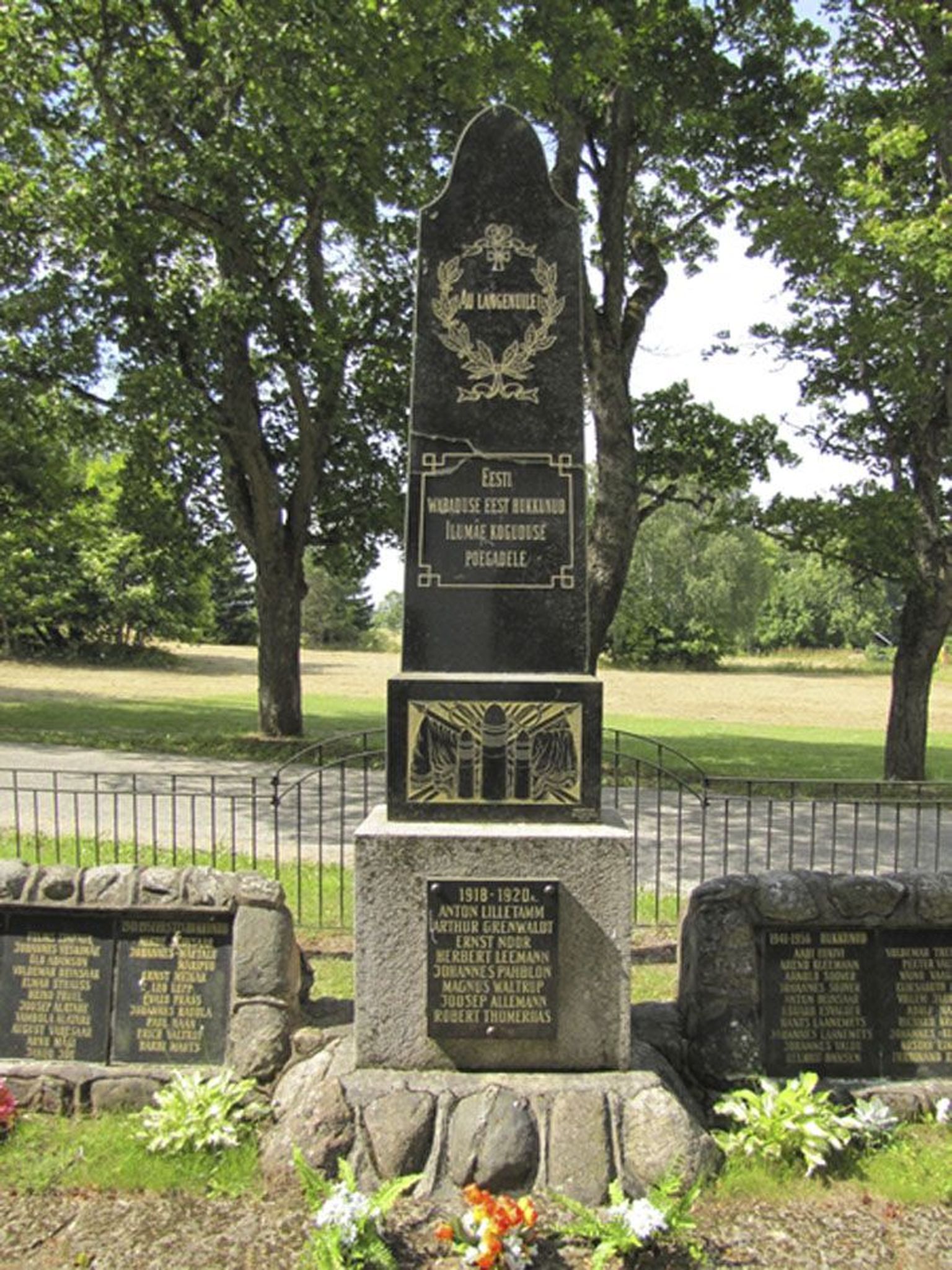 Ilumäe kalmistu väravas kõrguval sambal on keeruline ajalugu.