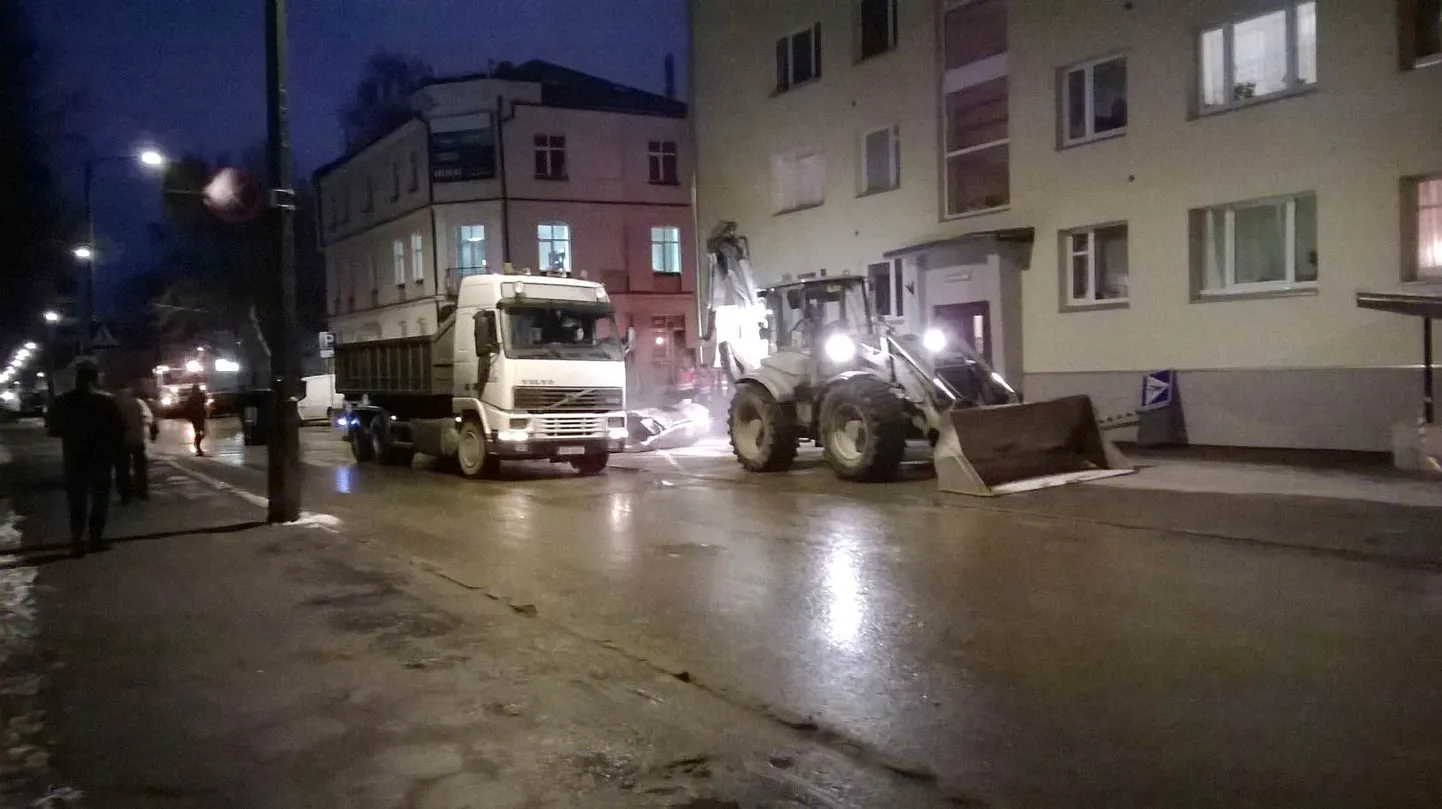 Töölised parandasid eile õhtul Tartus Aleksandri tänaval purunenud peatrassi.