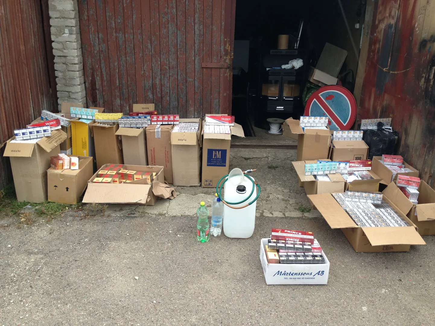 "Оптовый склад" контрабандных сигарет в гаражном боксе в Мустамяэ.
