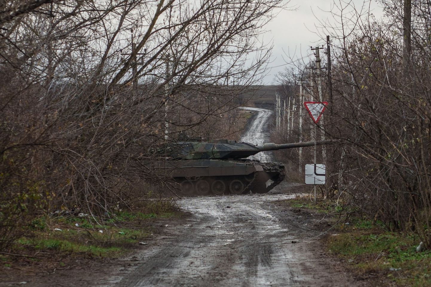 Ukrainlaste tank Avdijivka lähistel külateel. Ilmselt tasub anda teed.