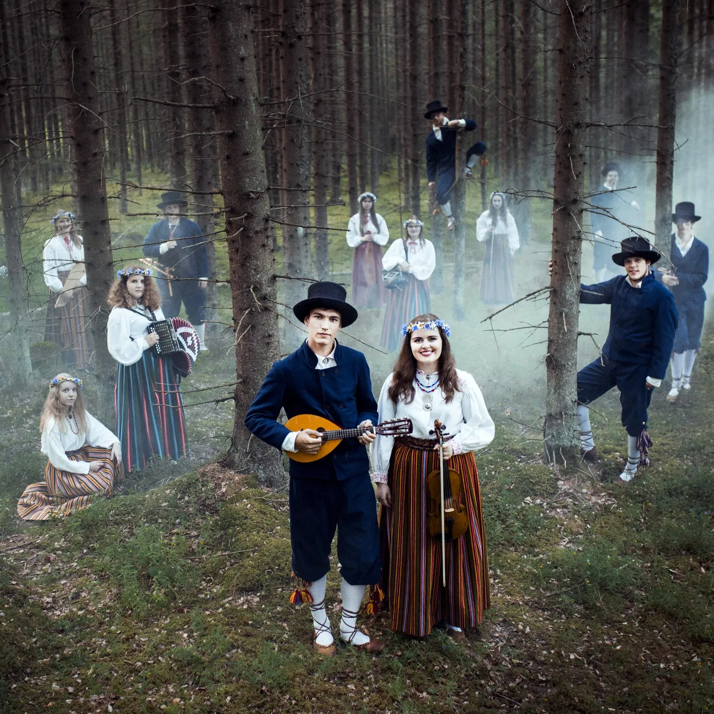 Tartu Raekoja platsi rahvapeol esineb folklooriklubi Maatasa.