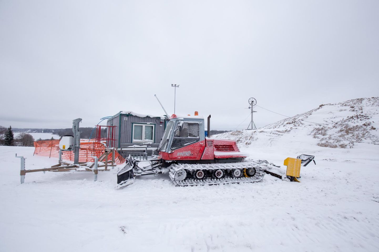 Maha sadanud lumi toob rõõmu suusatajatele ja tööd rajameistritele. Viljandi lumepargis tehakse ettevalmistusi avamiseks.