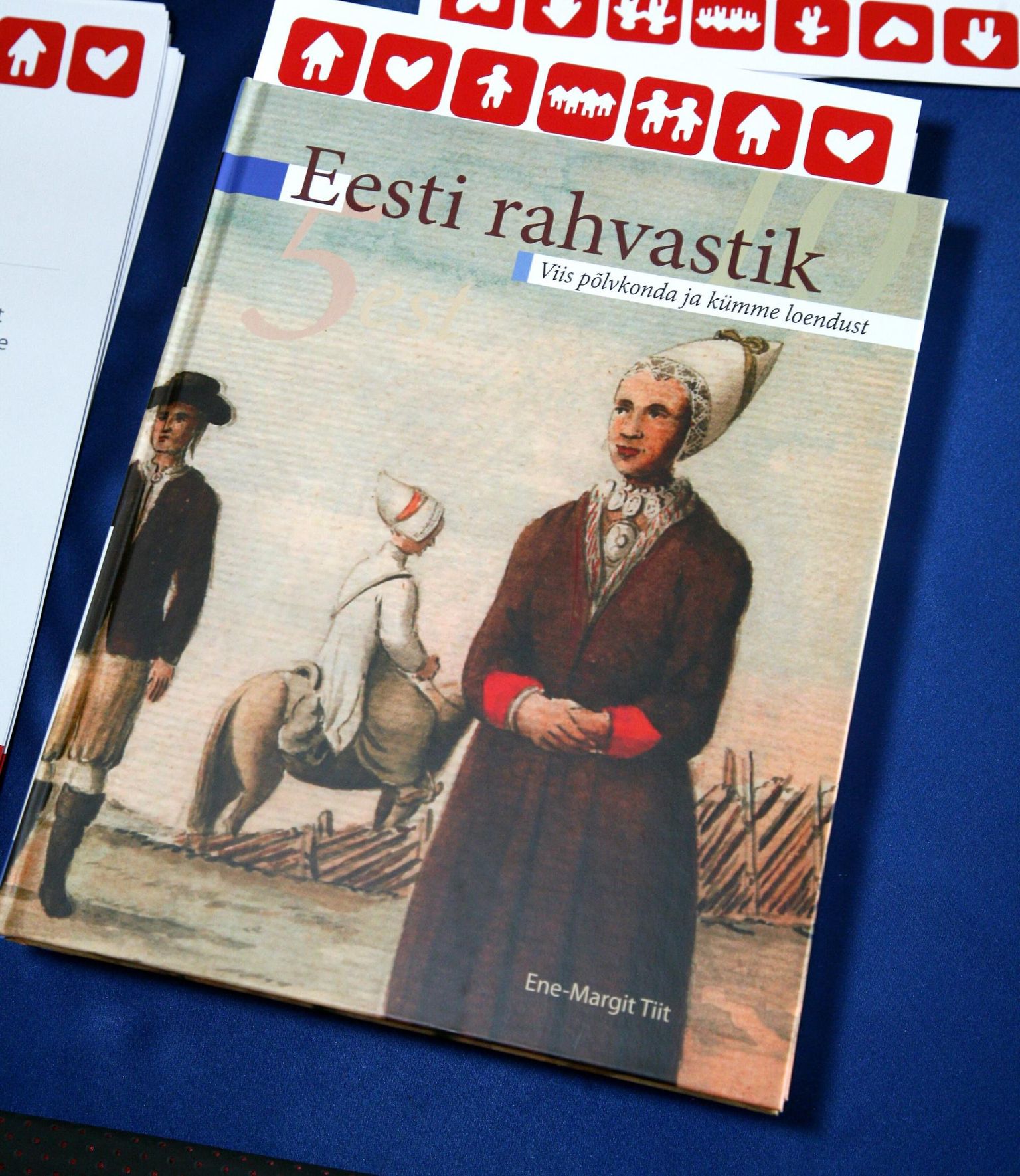 Raamat Eesti rahvaloendustest anti välja aastal 2011, autor Ene-Margit Tiit.