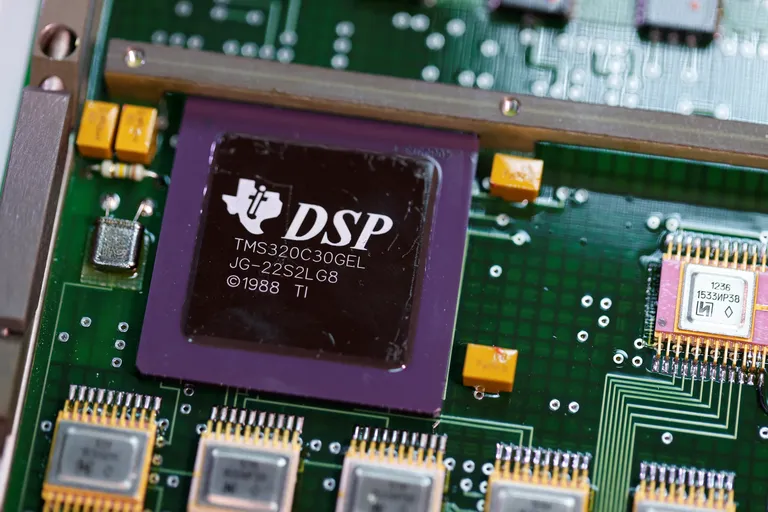 Чип компании Texas Instruments на печатной плате, найденной внутри российской ракеты 9М727, которую нашли после российской атаки украинские военные, 19 июля 2022 года.