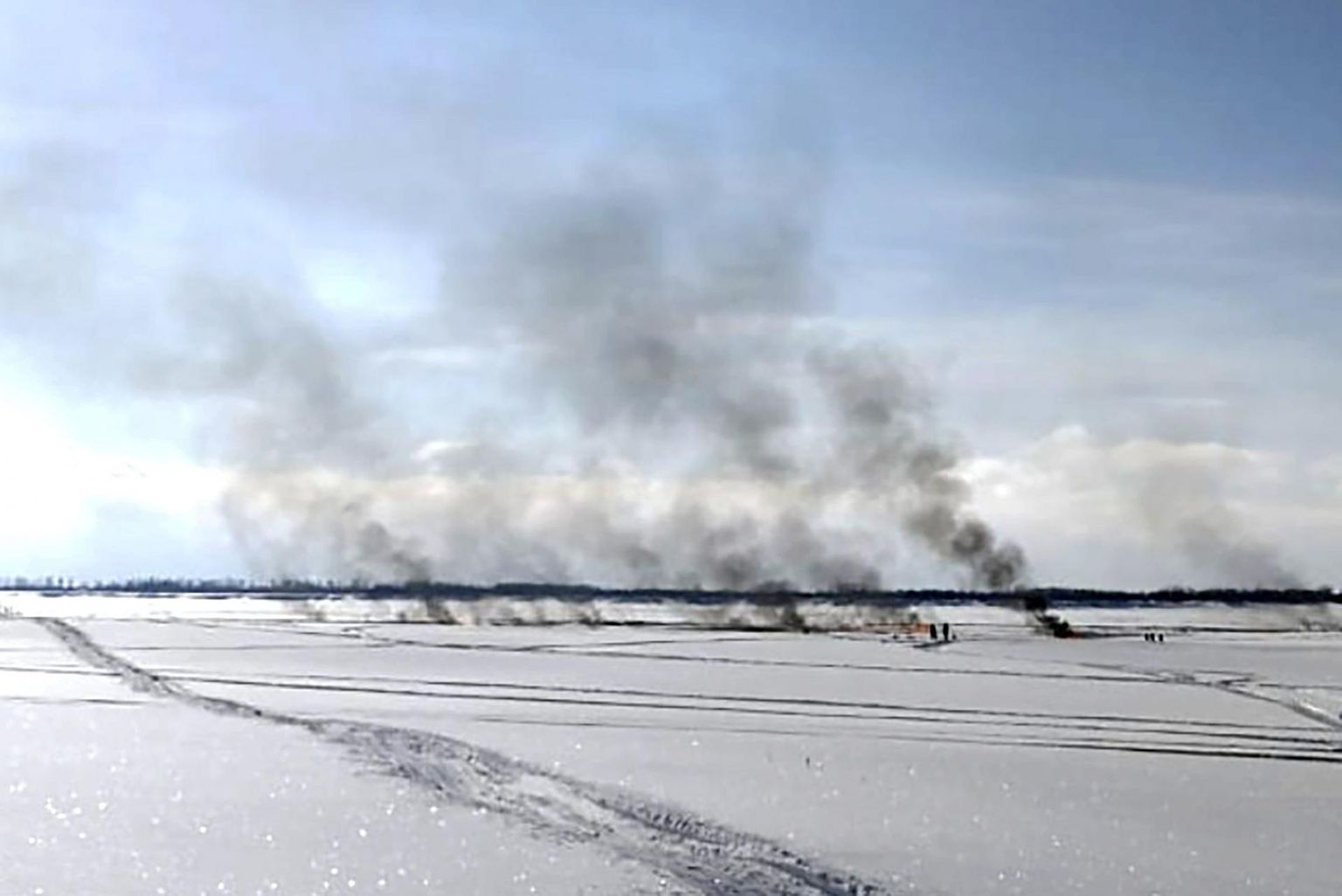 Laupäeval Venemaal Obi jõkke voolanud nafta süttis õnnetuse järel põlema. 
