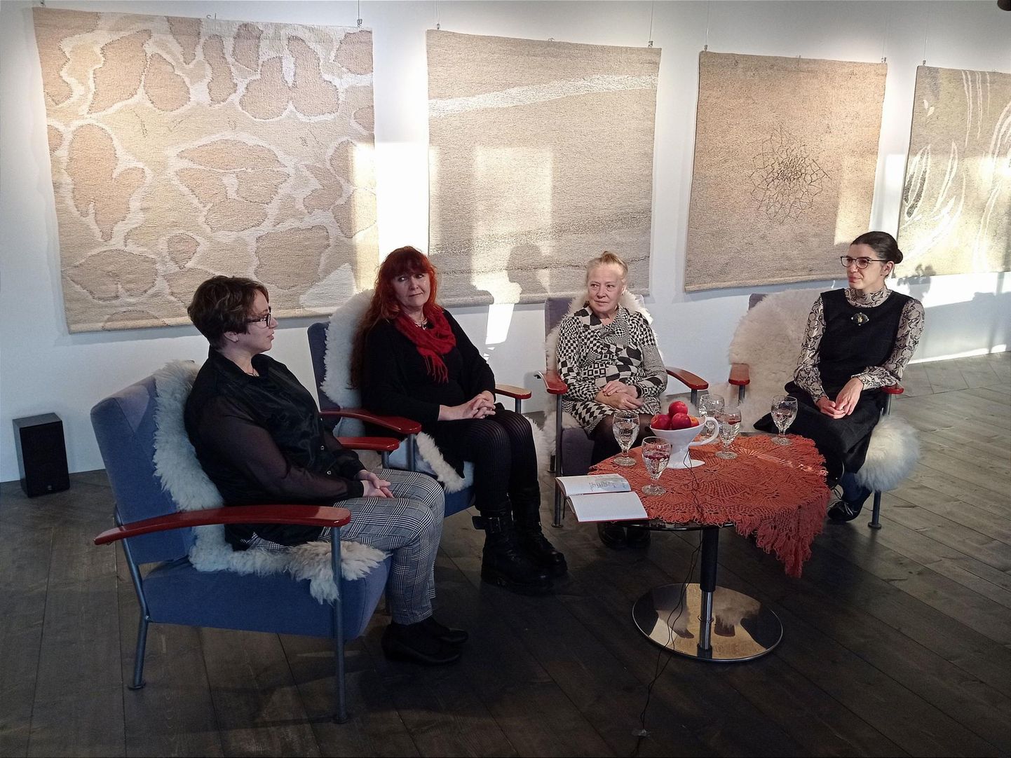 Esna galerii näituse avamisel lõid vestlusringi kirjandusteadlane ja kultuurivahendaja Aija Sakova (vasakult), tekstiilikunstnik Kaire Tali, näituse autor Ehalill Halliste ja näituse kuraator Lilian Bristol.
