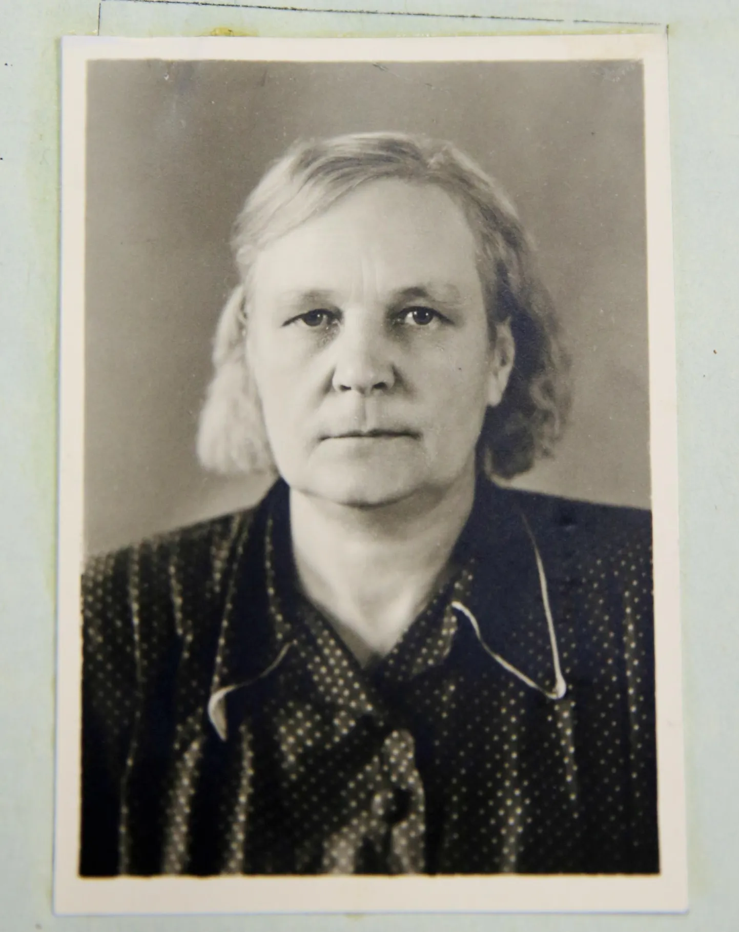 Tartu riikliku ülikooli kaugõppeosakonna sekretär-masinakirjutaja Anette Marks. Foto tema isiklikust toimikust, mis on hoiul rahvusarhiivis.