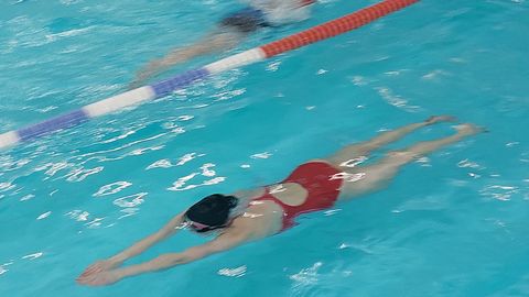 Talimängudel panid võistlejad basseinis vee lainetama