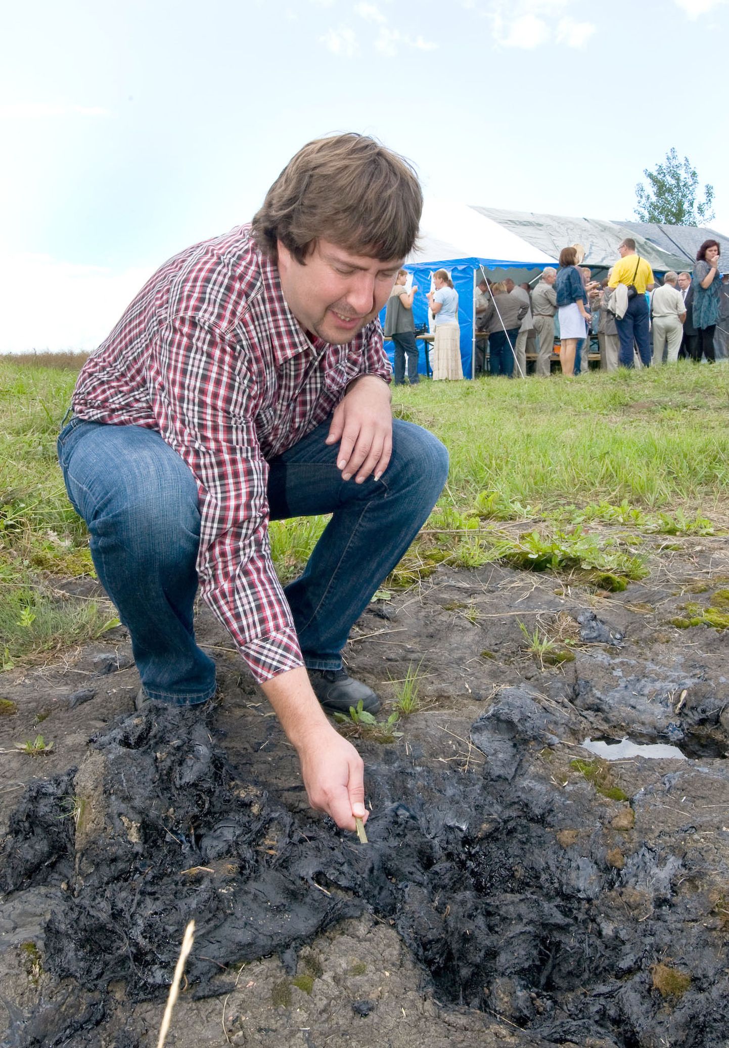 Географ Майт Сепп восемь лет назад за изучением смоляного отложения в карстовой зоне в Ухаку.