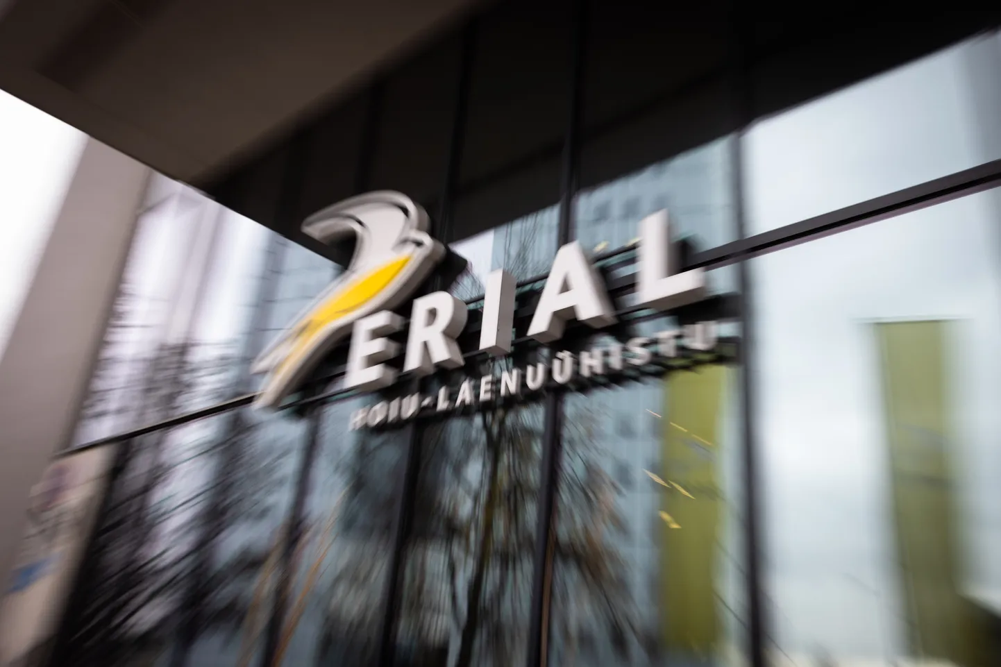 Keskkriminaalpolitsei pidas teisipäeval kinni kolm hoiu-laenuühistuga Erial seotud inimest, keda kahtlustatakse investeerimiskelmuses ja enam kui miljoni euro omastamises. Hoiuühistu juhatuse liikme sõnul antakse ammendavad selgitused avalikkusele uue nädala alguses.