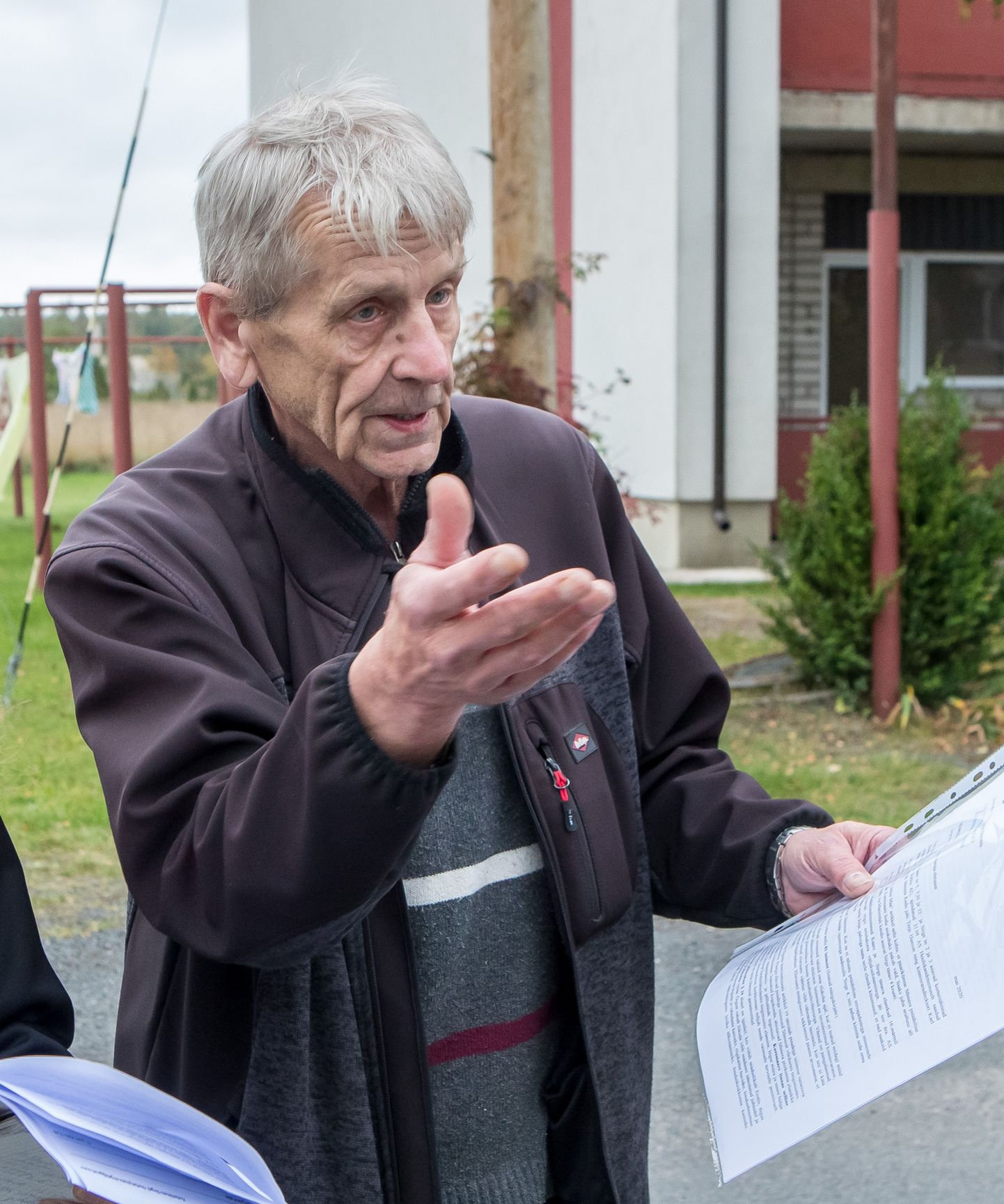 Kuressaare Sirge ja teiste ümbruskonna tänavate elanike eestkõneleja Ants Raik ütleb, et vallavalitsusele on oma allkirja Hoolekandeteenuste plaanide vastu andnud 131 inimest.