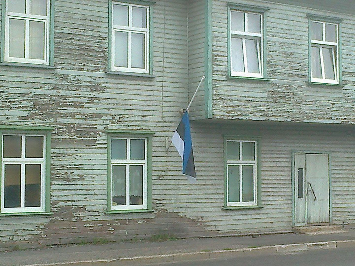 Pärnus Tallinna maantee 19 majal lehvis taasiseseivumispäeva puhul heisatud  Eesti lipp pooles vardas.