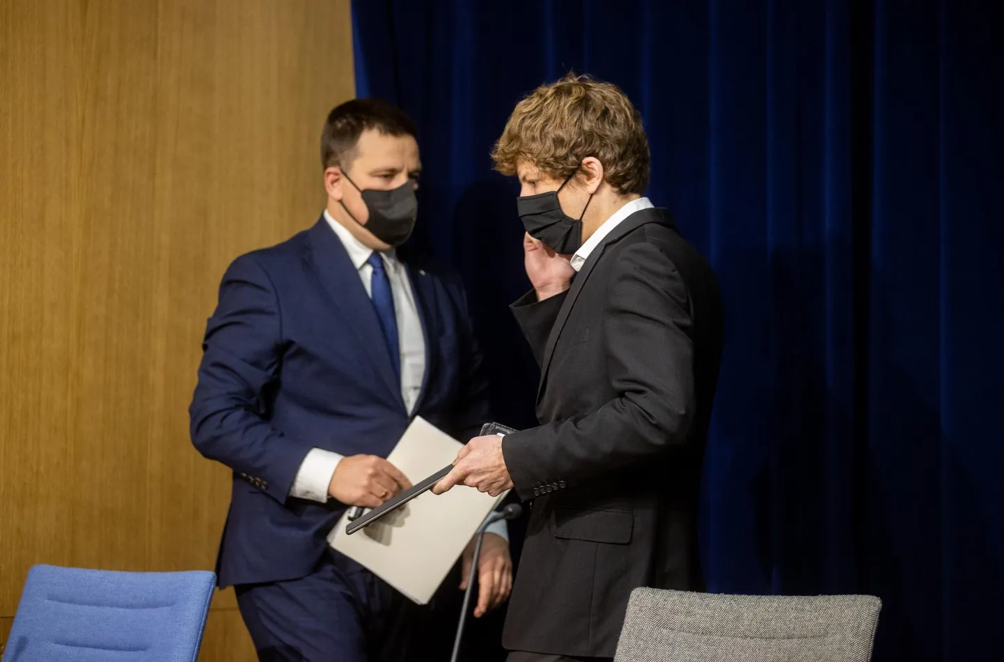 Kas valitsuse (pildil peaminister Jüri Ratas ja sotisiaalminister Tanel Kiik) maskikohustuse kehtestamine ületas nende pädevust? Endine õiguskantsler Allar Jõks arvab nii, kuid justiitsministeeriumi sõnul on kõik korras.