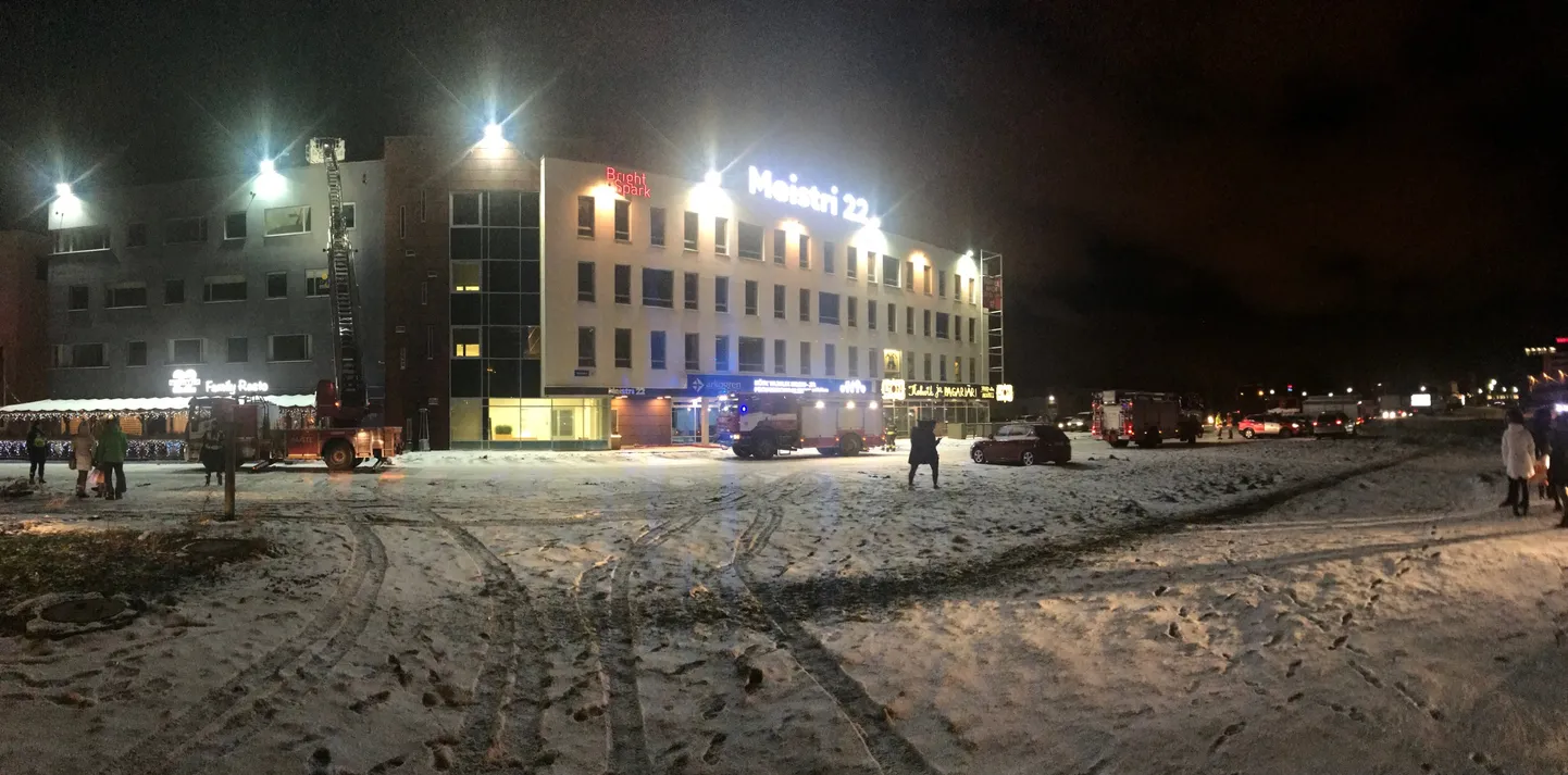 Спасателей вызвали в бизнес-центр на Мейстри 22, где произошел пожар.