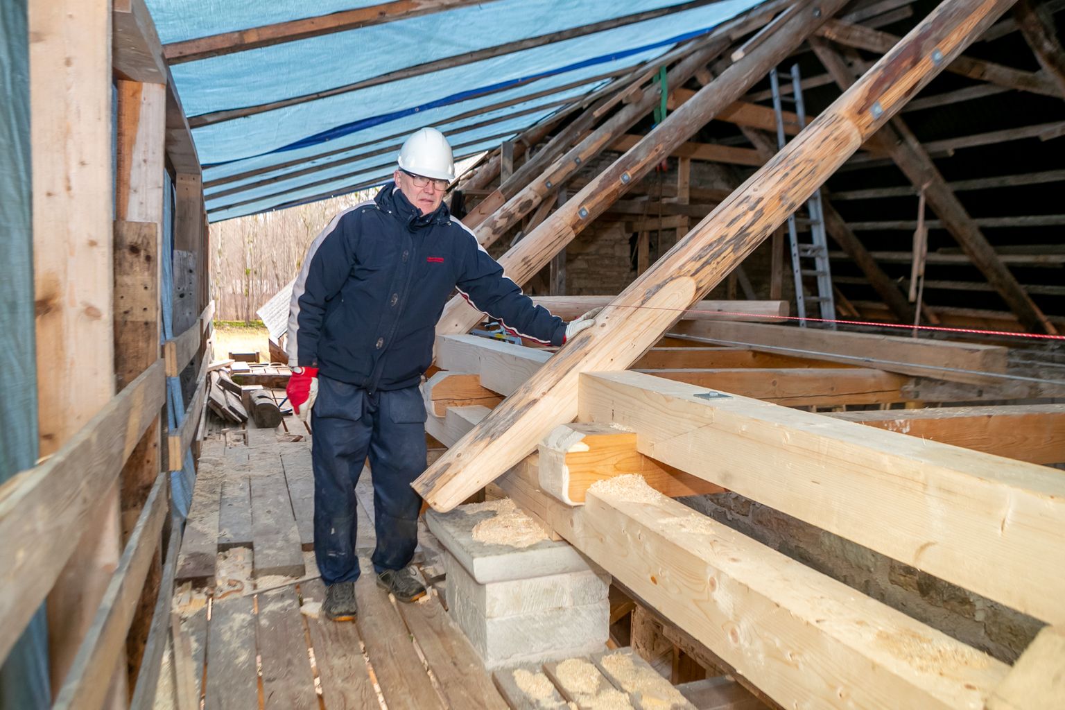 ALATI VÕIB TULLA ÜLLATUSI: Eile käis Ain Pihl vaatamas, kuidas Rändmeistri töömeestel edeneb Kaarma pastoraadi aidamaja katuse parandamine.