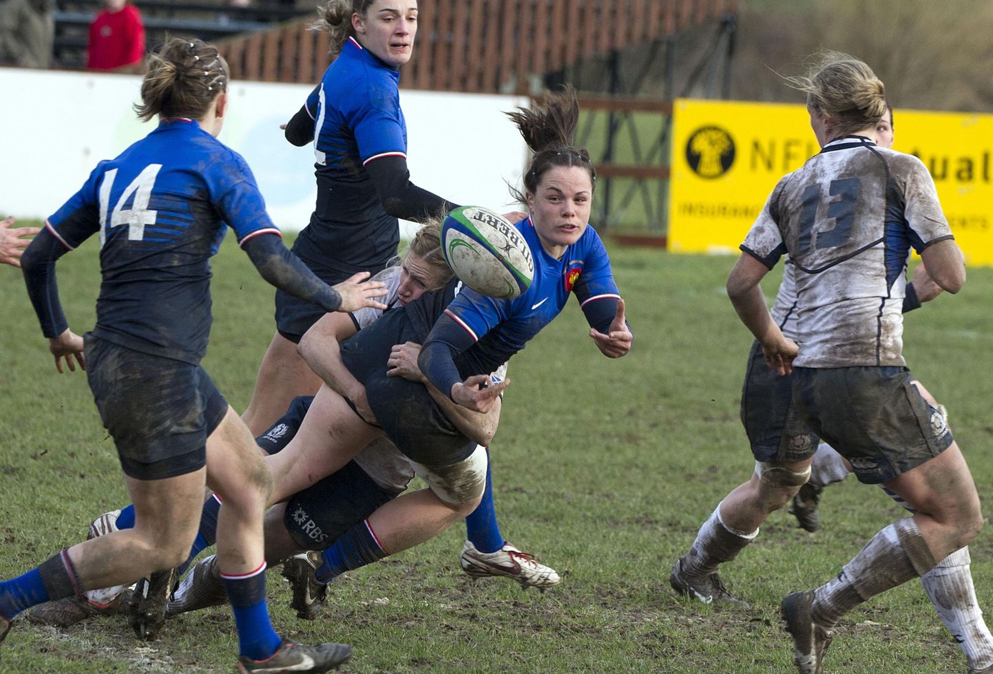 Naised rugbyt mängimas.
