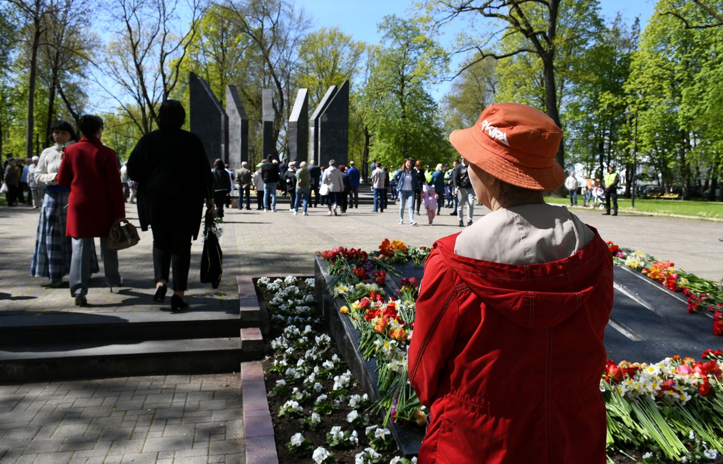 Pretēji aizliegumam 9. maijā rīkot publiskus svētku pasākumus un gājienus, cilvēki ieradušies nolikt ziedus pie mūžīgās uguns Dubrovina parkā Daugavpilī.