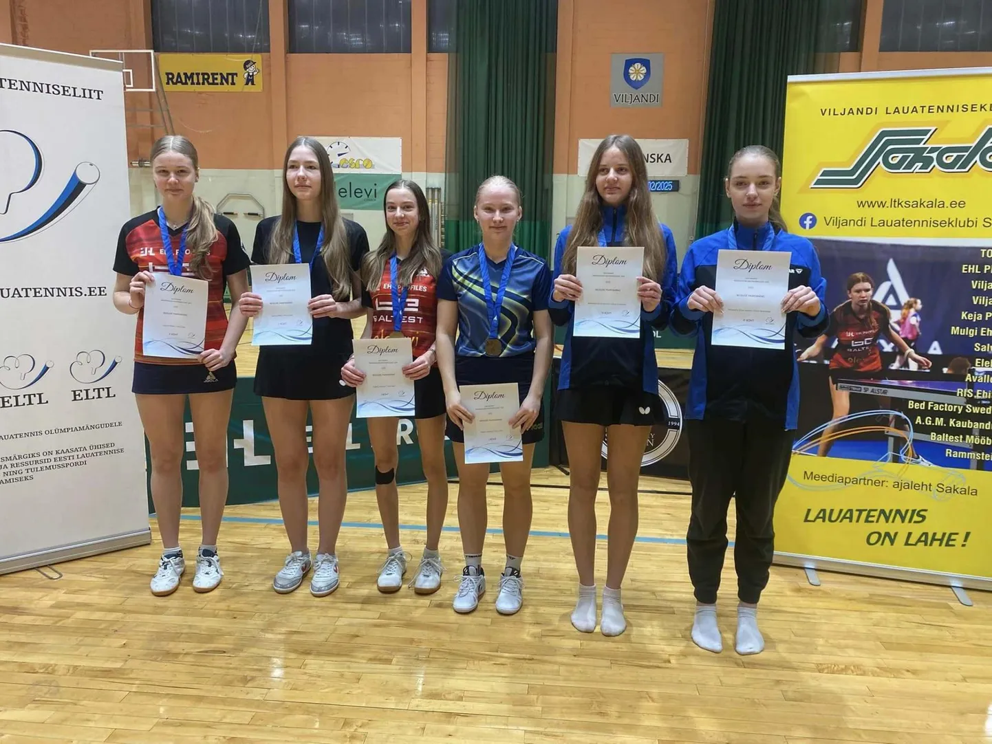 Naispaarismängus tuli Viljandisse kaks medalit. Kuldmedali sai kaela Marii Allev, kes võitis naispaarismängus koos Angela Laidineniga (keskel), ning hõbemedali Petra Okas koos  Lisanna Põdraga (vasakul).