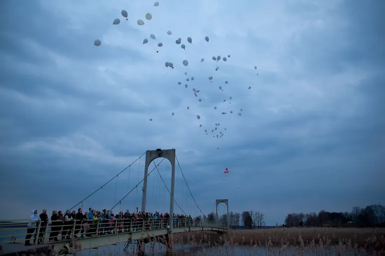 Sünnipäeva puhul saatsid Markkuse lähedased taevase 110 õhupalli. Foto: Grethe Rõõm.