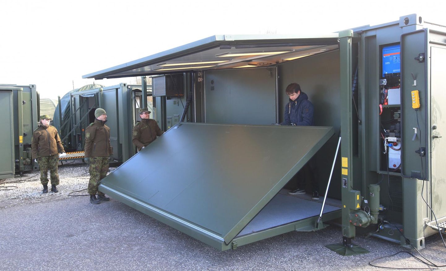 A unique Defense Forces field hospital made up of containers and tents will be set up next to the Kuressaare Hospital by Thursday. The field hospital was assembled in Tartu on Monday.