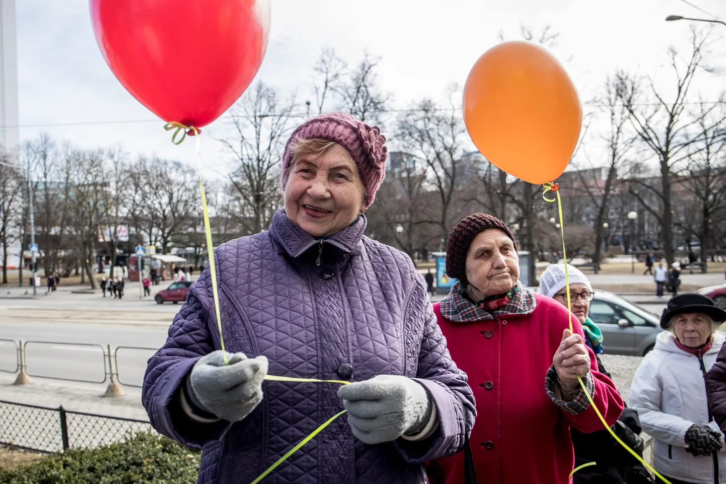 Õhupallidega pensionärid mullu märtsis Tallinnas Musumäel kevadet tervitamas.