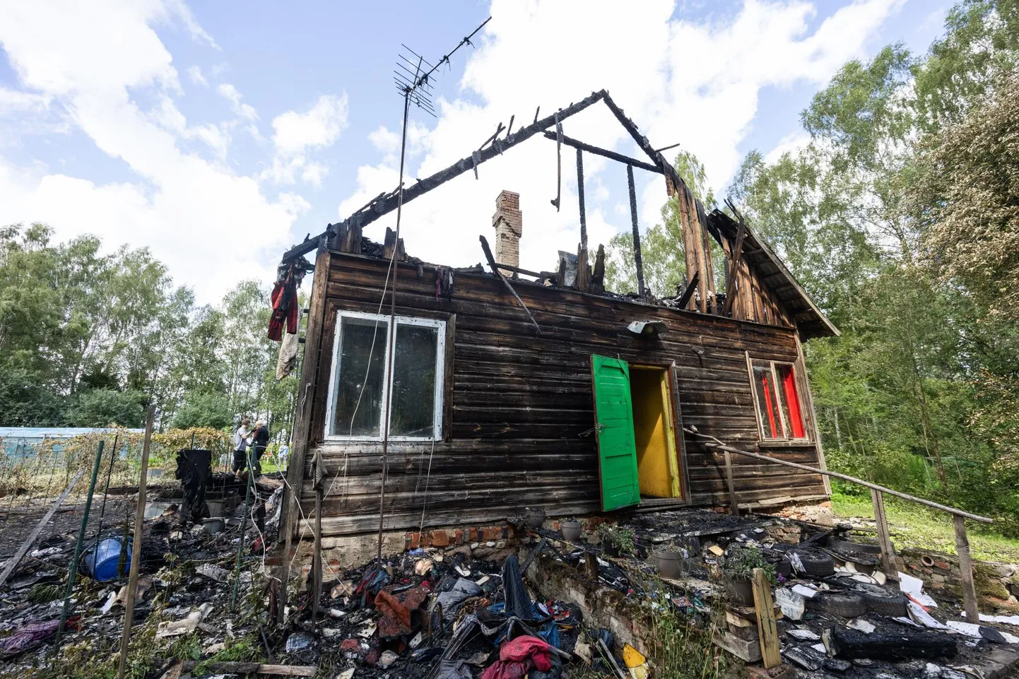 Kreutzwaldi tänaval reede õhtul süttinud majast jäid püsti seinad, kuur hävis tules.