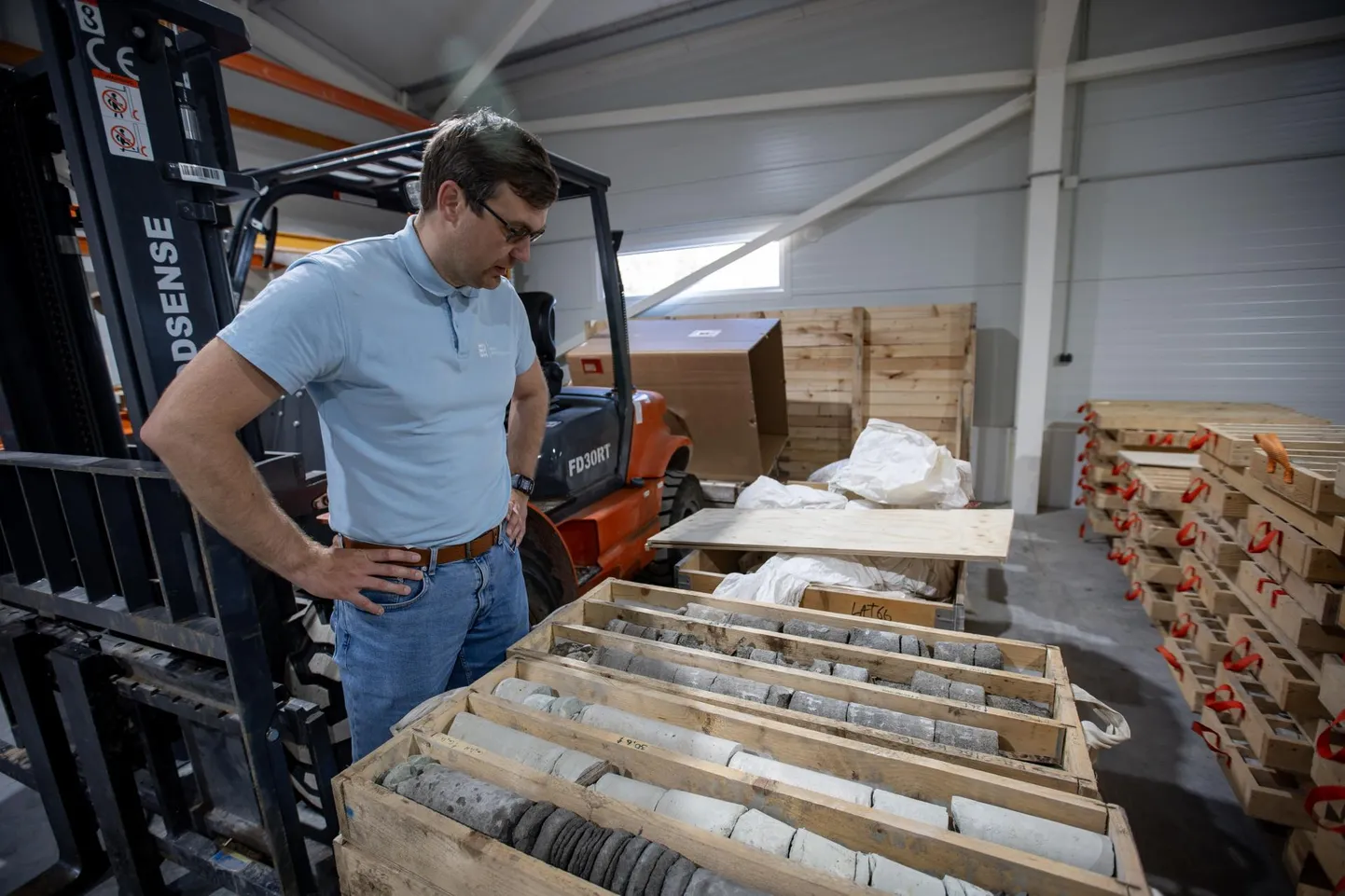 Geoloogiateenistuse fosforiidi uurimisrühma juht Lauri Joosu puursüdamike hoidlas Arbaveres.