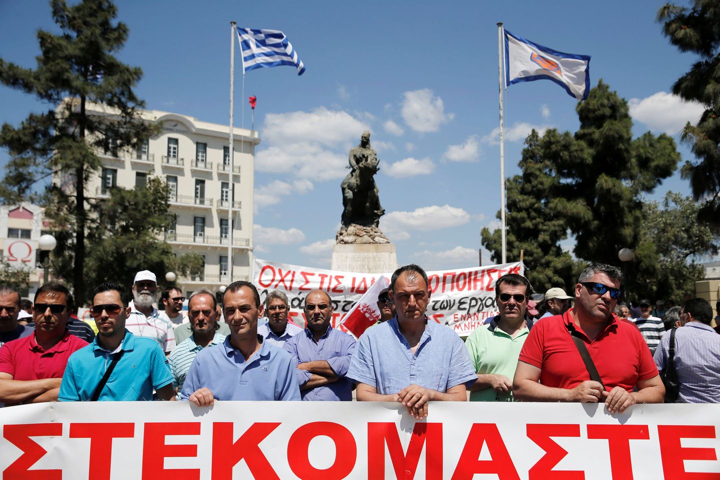 Kreeka sadamatöölised protesteerivad Pireuse sadamas valitsuse otsuse üle müüa kaks riigi suurimat sadamat.