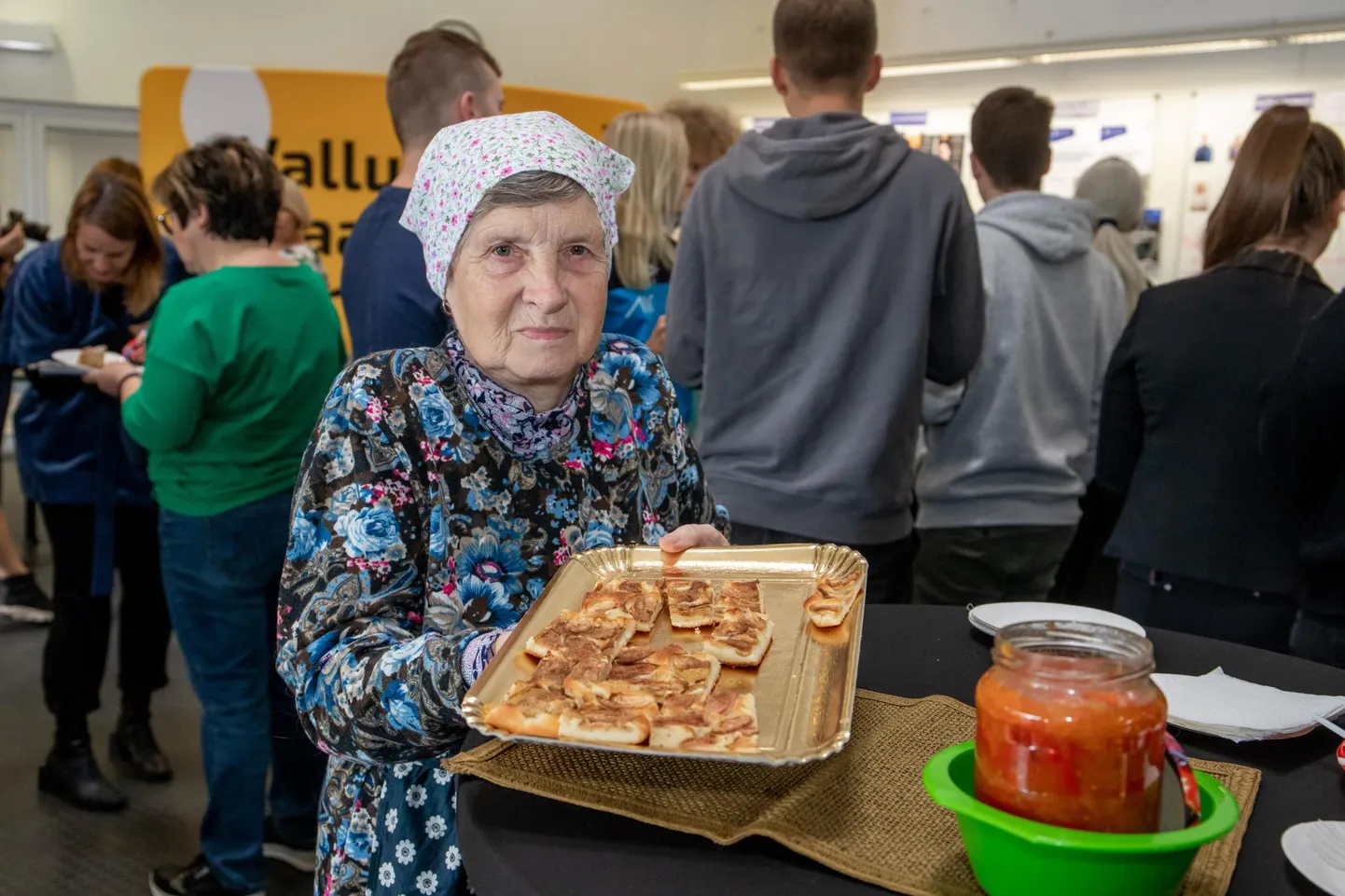 Kärt Saard pakkus õunakooki ja letšot.