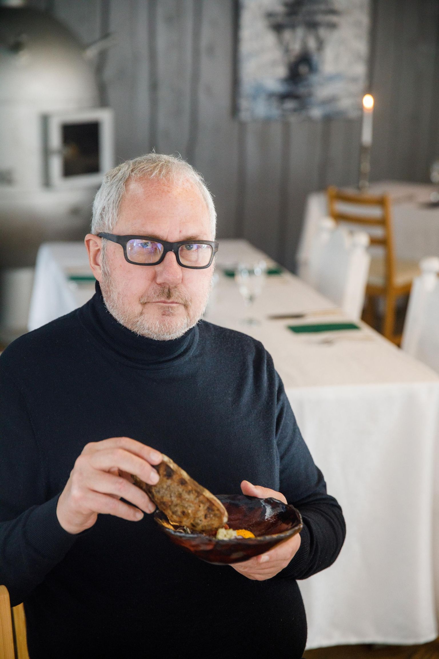 Nädalakirja Eesti Maitsed eestvedajat ning põhjamaade restoranigiidi White Guide Baltikumi juhti Aivar Hansonit paelub peale hea toidu kogu restoranis käimise kogemus, eesotsas võõrustajate elustiilist, teadmistest, oskustest ja emotsioonidest osa saamine.