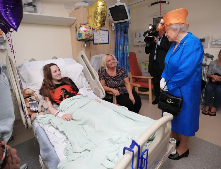 Kuninganna Elizabeth II külastas Manchesteri lastehaiglat, kus on 22. mai rünnakus kannatada saanud lapsed ravil