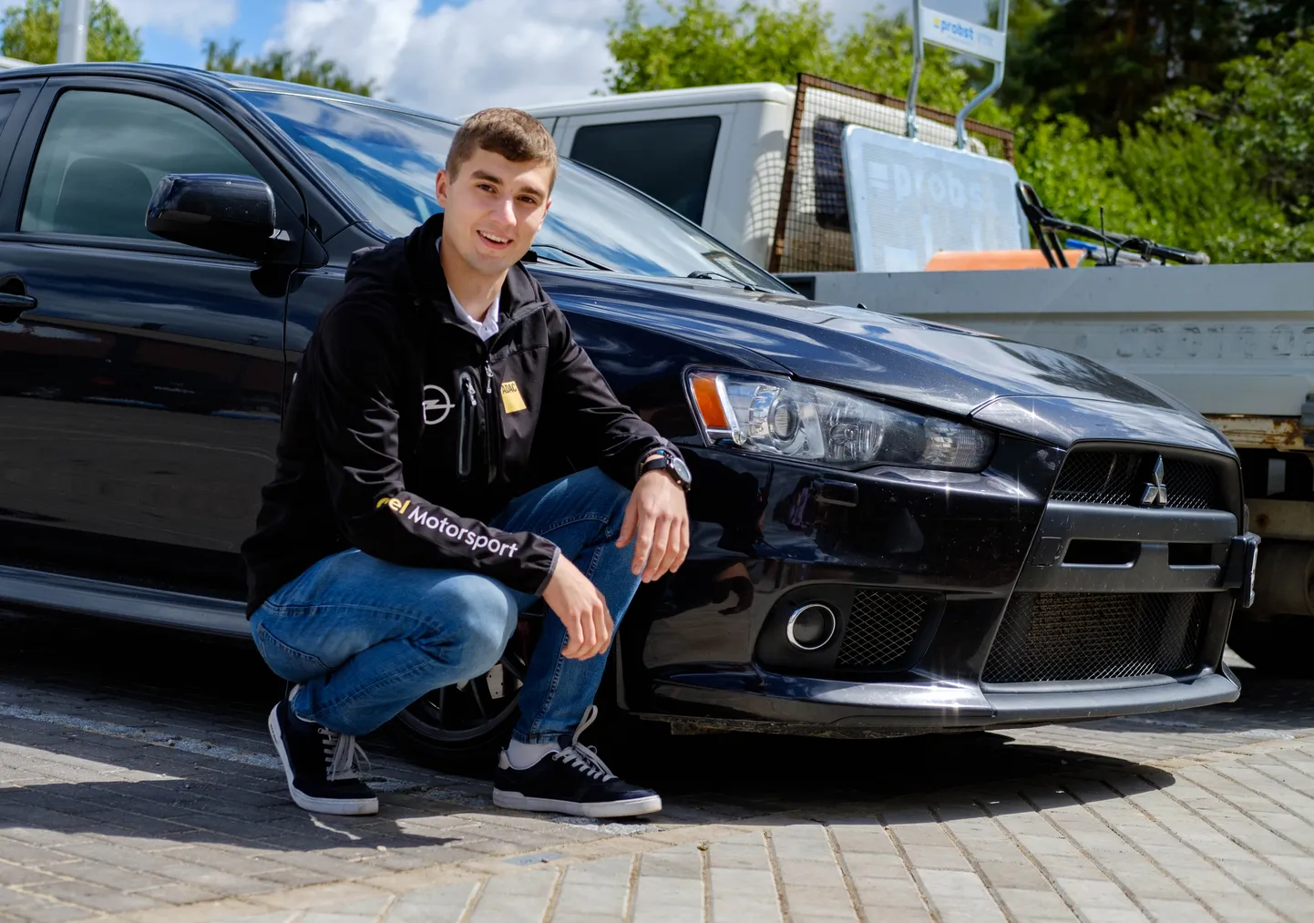 Karl Martin Volveri jaoks on autosõit peretraditsioon. Juba väiksena sai ta koos isaga nii off-road’i sõita kui ka garaažis nokitseda.
