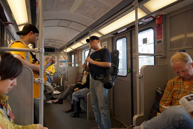 Tänavamuusikud Berliini metroos. Pilt on illustreeriv.