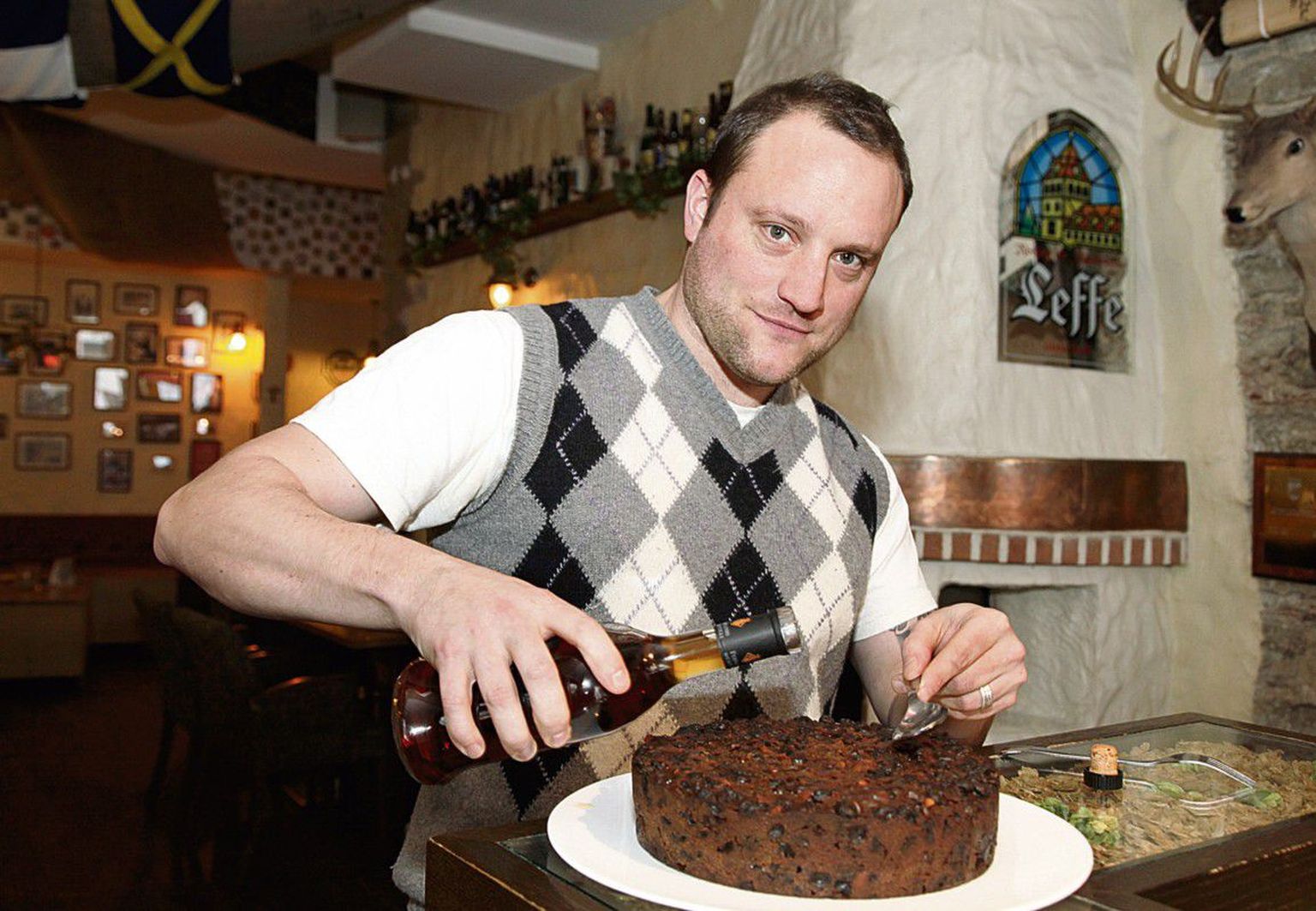 Kolmenädalane kook: James Ramsden näitab kolme nädala eest küpsetatud kooki. Iga nädal immutab ta seda kahe teelusikatäie brändiga, torgates enne kahvliga koogi pinnale väikesed augud.