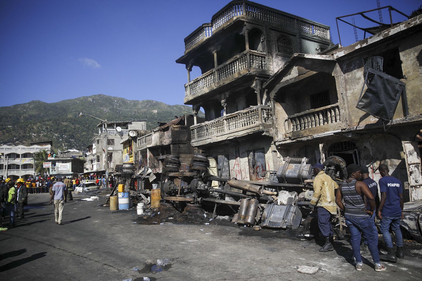 Kütuseveoki plahvatuse sündmuspaik Haiti Cap-Haïtieni linnas.