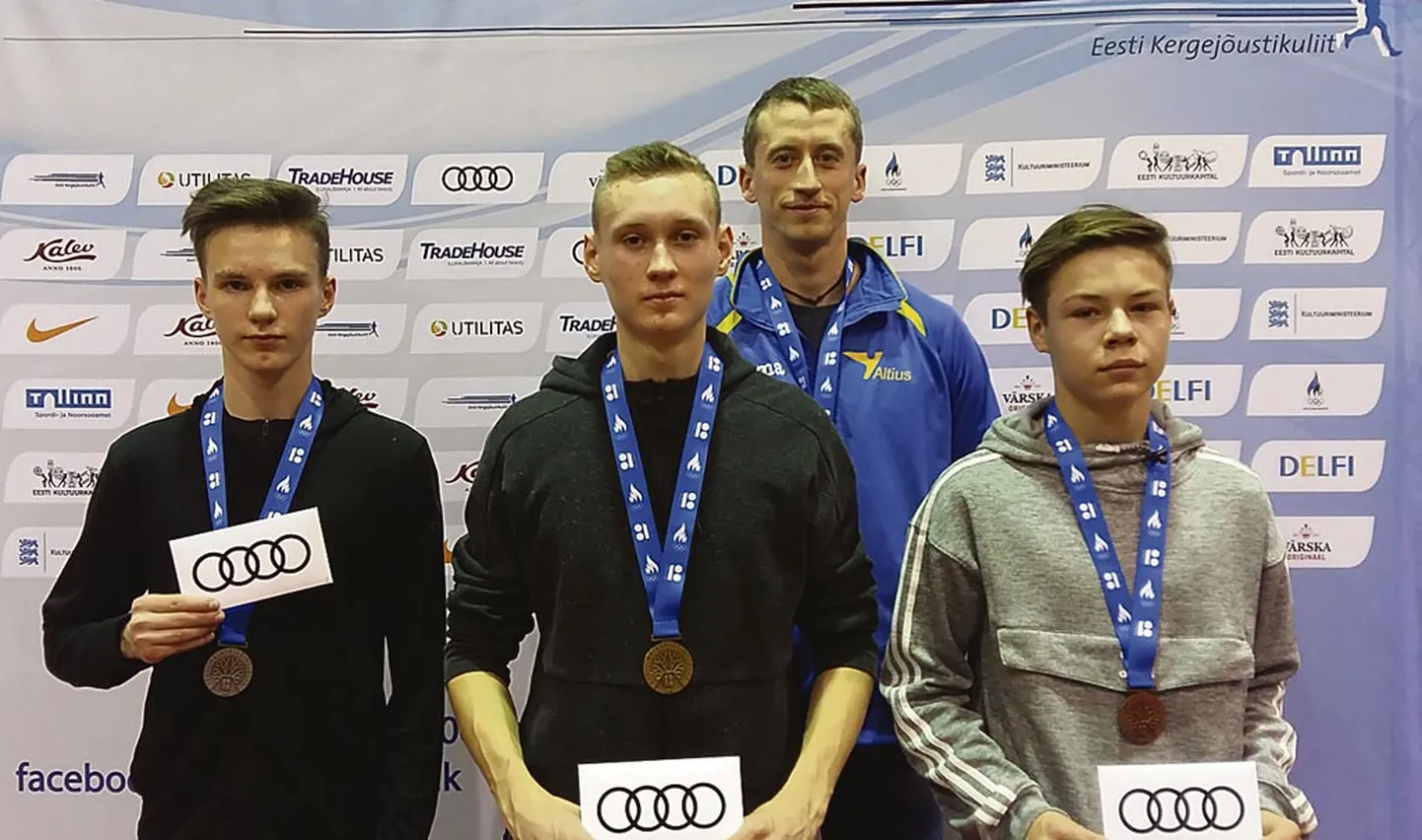 Poiste U16 esikolmik, keskel Hanno Tamm ja tema selja taga treener Romet Mihkels.