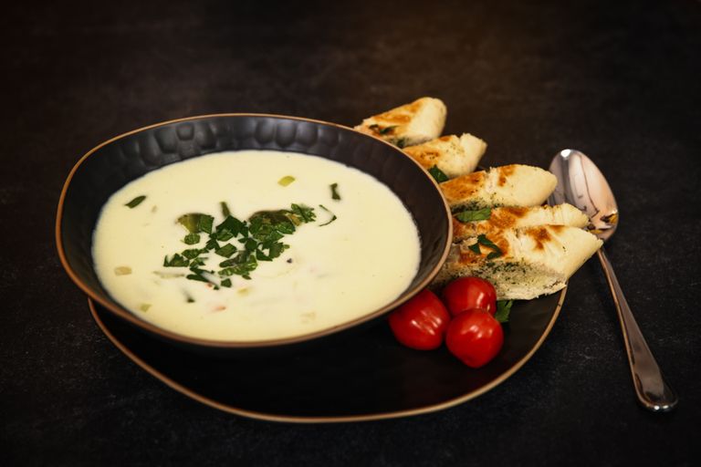 Овощной сырный суп с жареным чесночным багетом на скорую руку