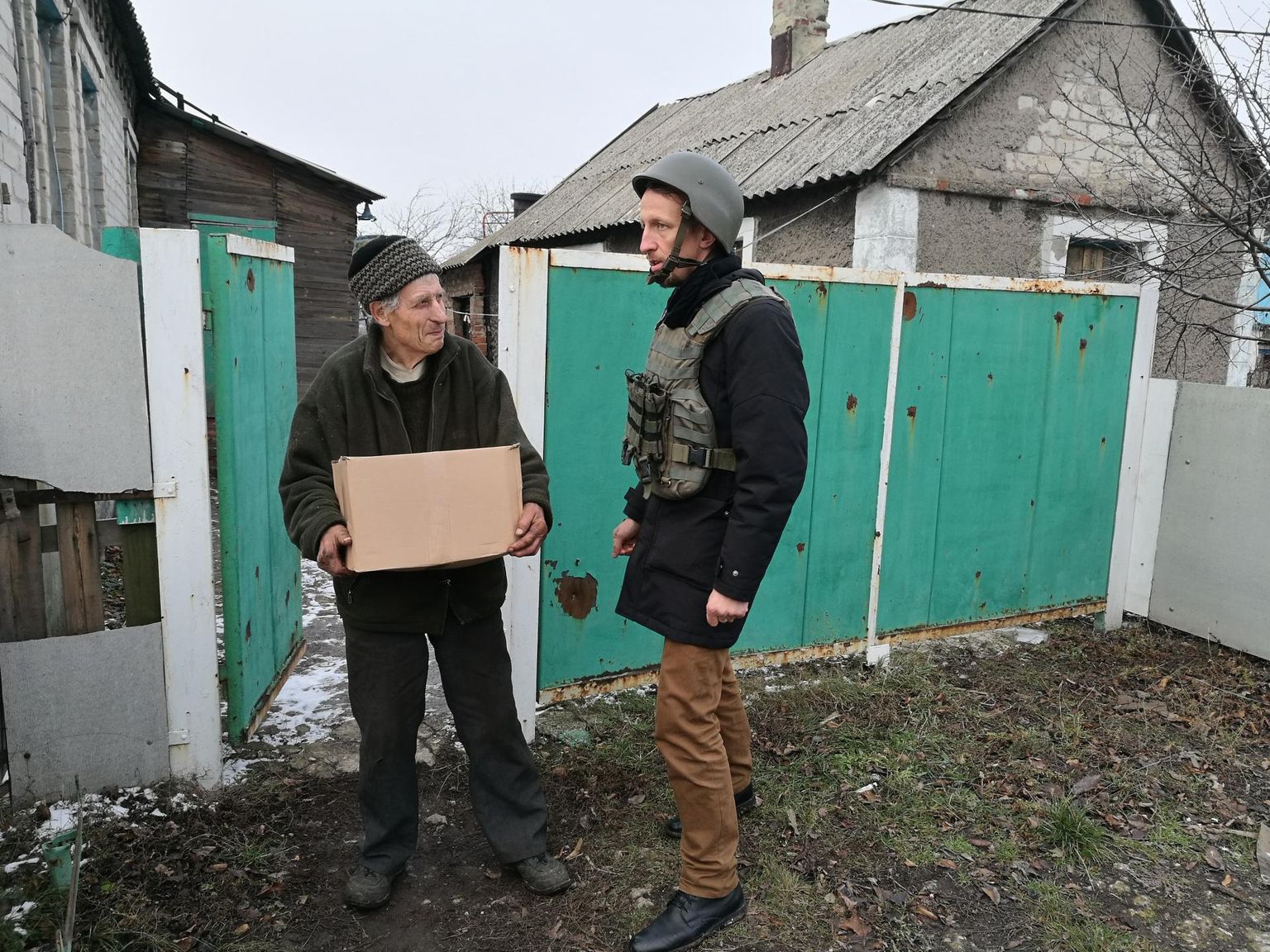 Ukraina kultuurikeskuse juht Bogdan Ljutjuk (paremal) Ida-Ukrainas Avdijivka linnas toiduabi jagamas.