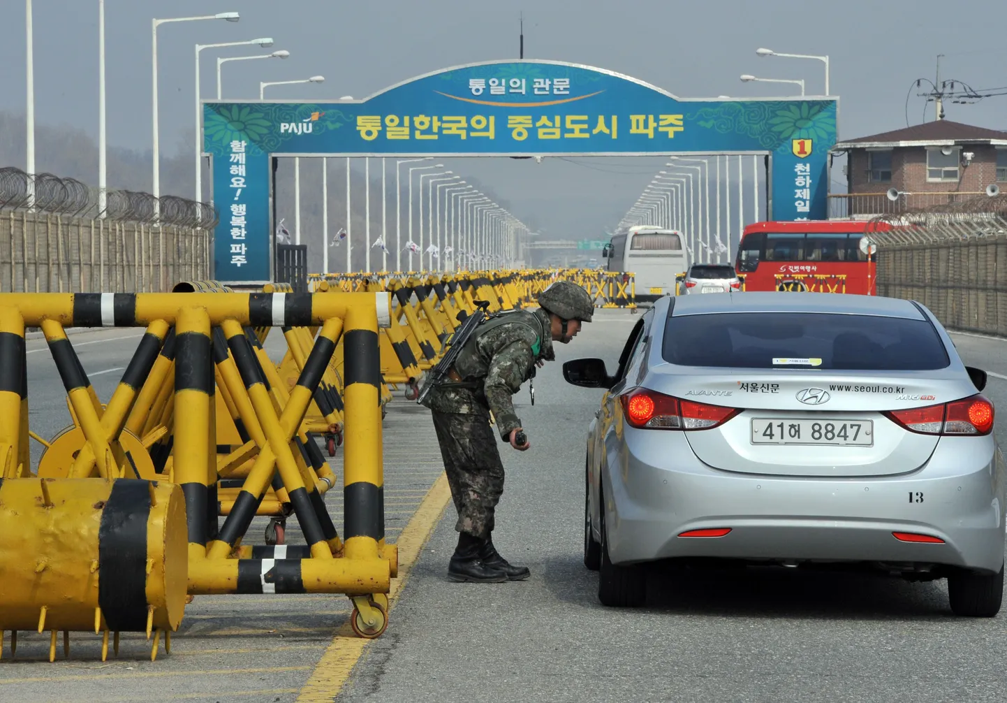 Южнокорейский солдат проверяет машину на КПП на дороге, ведущей в сторону Северной Кореи, на границе демилитаризованной зоны – на деле одного из самых напичканных оружием уголков земного шара.