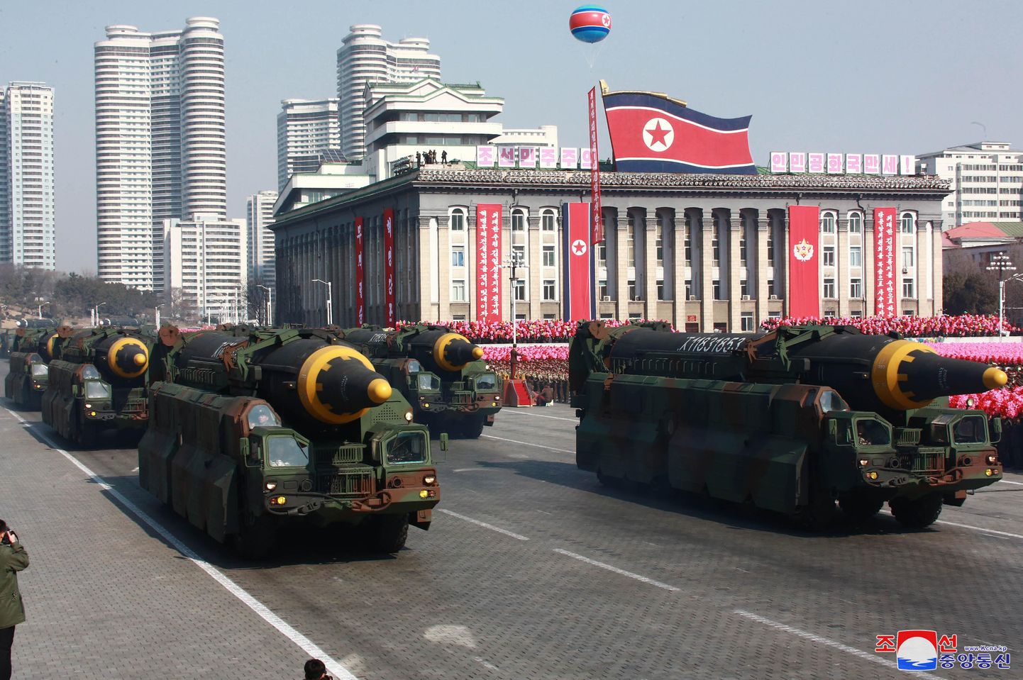 Hwasong-12 raketid Pyongyangis.