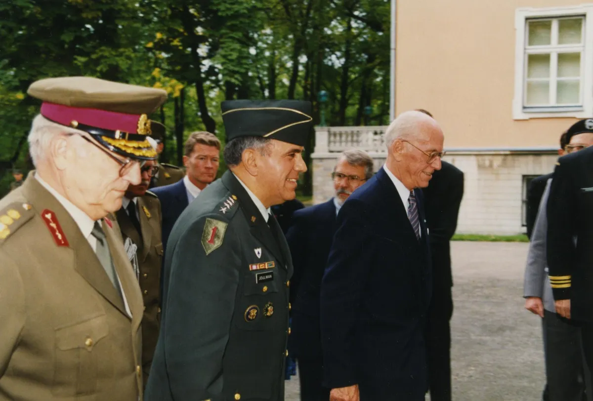 Tallinnas, 90ndad. NATO vägede ülemjuhataja kindral George A. Joulwan Eestis. Paremalt Lennart Meri, NATO vägede ülemjuhataja kindral George A. Joulwan ja Aleksander Einseln.