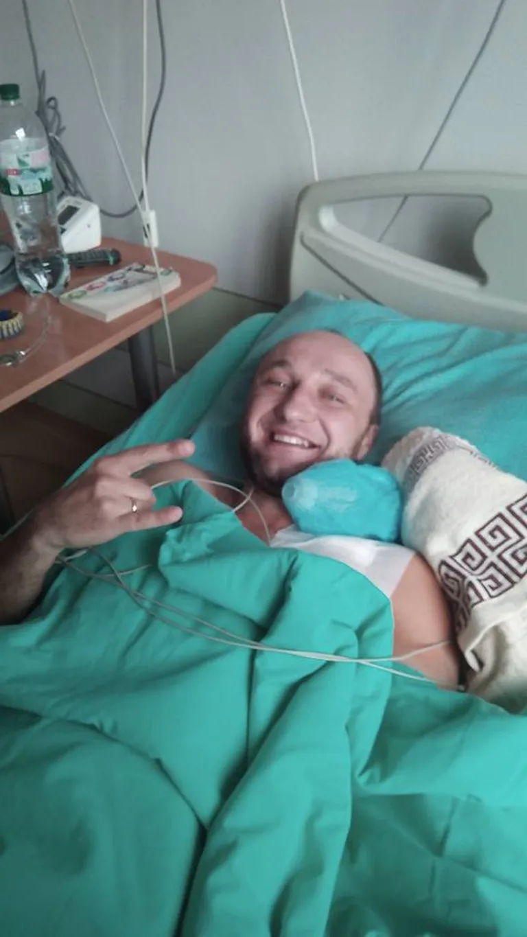Боец полка "Азов" Тарас в госпитале после эвакуации