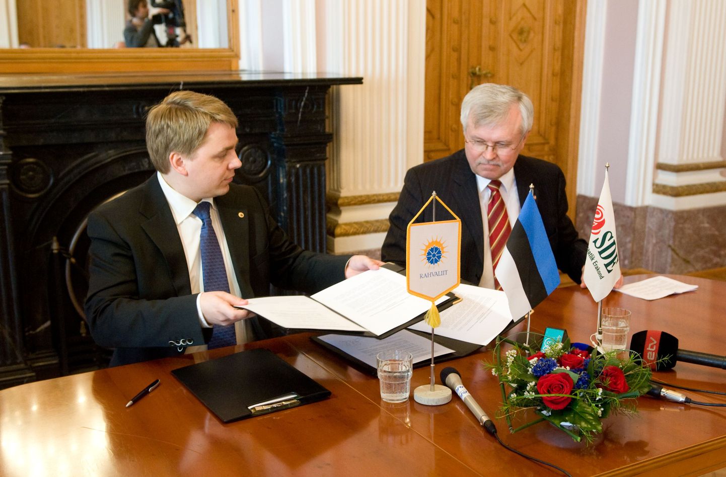 Jüri Pihl ja Karel Rüütli sotside ja Rahvaliidu ühiste kavatsuste deklaratsiooni allkirjastamas.