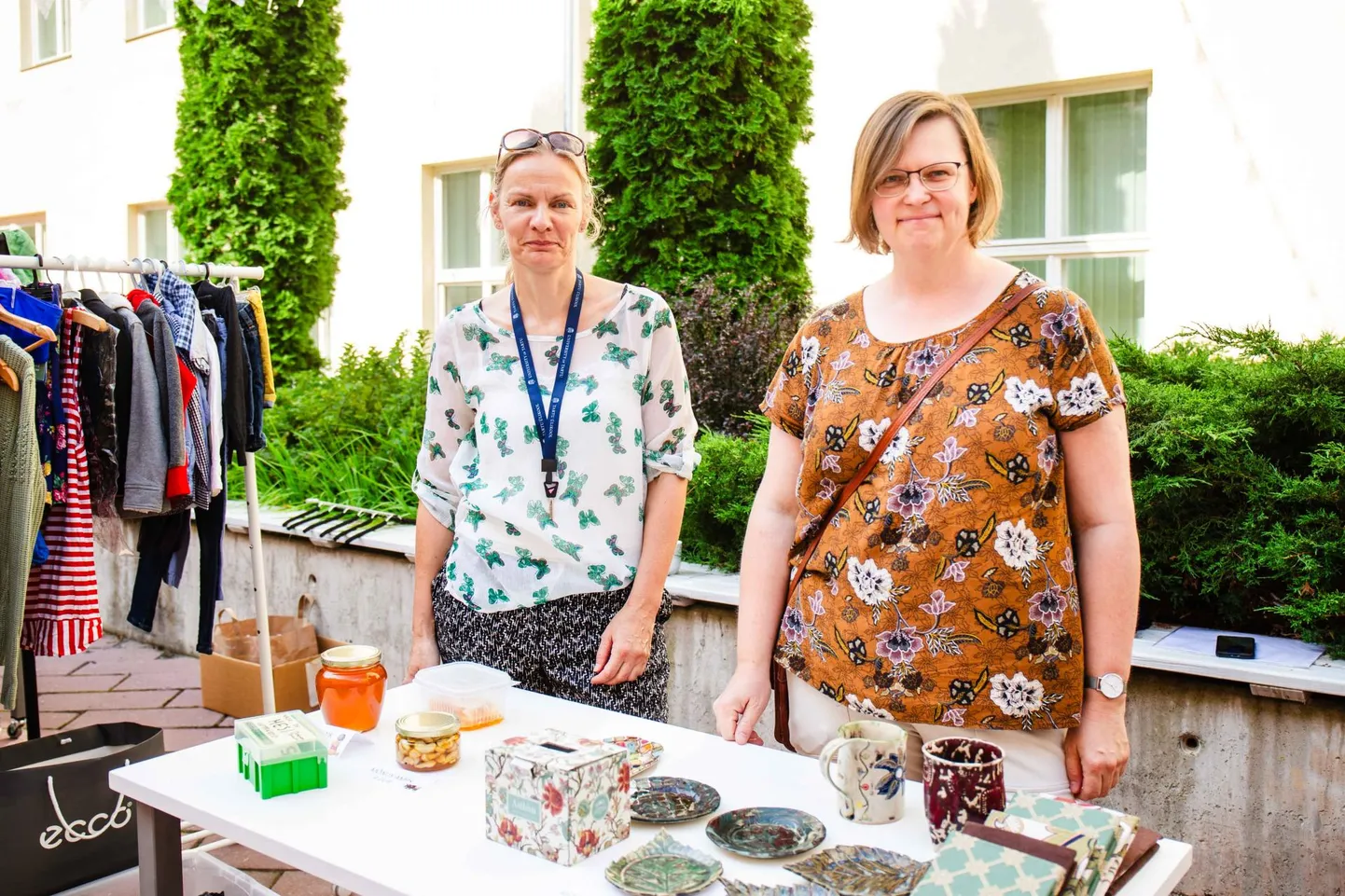 Ukrainasse varjevõrke punuvad Kristiina Johanson (vasakul) ja Mari-Liis Posti kauplesid eile humanitaaride laadal.