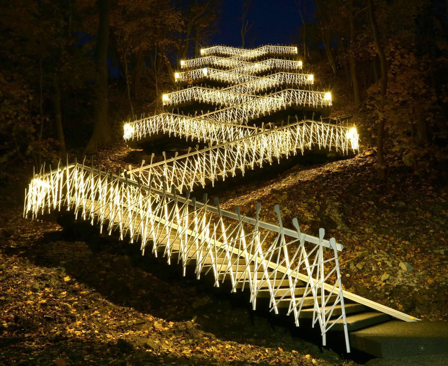 Arhitekt Oliver Alveri loodud Põhja Konna nimeline trepp on Eesti üks kõrgemaid ja lühendab mäe pealt tulevate laste kooliteed tunduvalt. Trepp asub Viimsis.